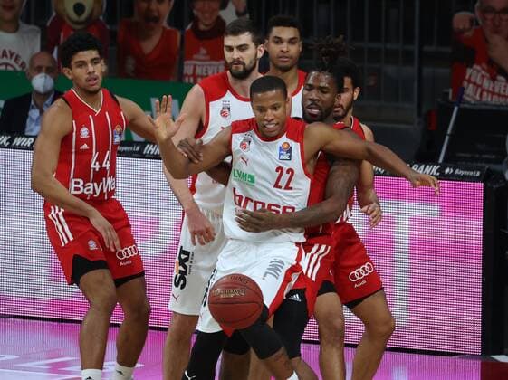 Jalen REYNOLDS ( 8 FCBB) haelt Devon HALL ( 22, BA). Basketball, FC Bayern - Bamberg, Bundesliga, Saison 2020-2021, am 27.12.2020 in Muenchen, A U D I D O M E, Deutschland. Quelle Copyright Credit : Oryk HAIST