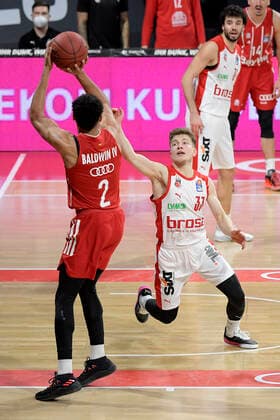 27.12.2020, xemx, Basketball BBL Bundesliga, FC Bayern Muenchen Basketball - Brose Bamberg emspor, v.l. Wade Baldwin (FC Bayern Basketball) und Bennet Hundt (Brose Bamberg) Zweikampf, Duell, Kampf, tackle Muenchen