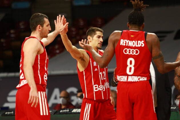 v.l. 16 Paul Zipser, 12 Diego Flaccadori, 8 Jalen Reynolds FCBB, klatschen sich ab. Jubel, Jubeln Basketball, 1. Bundesliga, BBL, FC Bayern München, Brose Bamberg, Audi Dome, 27.12.2020 FOTO: Mladen Lackovic LakoPress