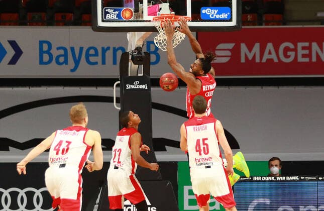 8 Jalen Reynolds FCBB, trifft per Dunk, Dunking, Zweikampf Korb, Ball Basketball, 1. Bundesliga, BBL, FC Bayern München, Brose Bamberg, Audi Dome, 27.12.2020 FOTO: Mladen Lackovic LakoPress