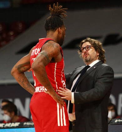 Trainer Andrea Trinchieri FCBB, bedankt sich beim 8 Jalen Reynolds Basketball, 1. Bundesliga, BBL, FC Bayern München, Brose Bamberg, Audi Dome, 27.12.2020 FOTO: Mladen Lackovic LakoPress