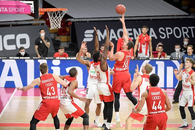 27.12.2020, xemx, Basketball BBL Bundesliga, FC Bayern Muenchen Basketball - Brose Bamberg emspor, v.l. Leon Radosevic (FC Bayern Basketball), Devon Hall (Brose Bamberg), Norense Odiase (Brose Bamberg) und Paul Zipser (FC Bayern Basketball) Muenchen