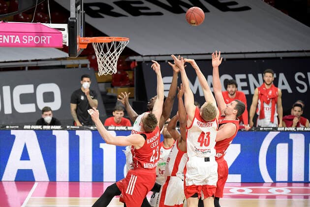 Sport Bilder des Tages 27.12.2020, xemx, Basketball BBL Bundesliga, FC Bayern Muenchen Basketball - Brose Bamberg emspor, v.l. Leon Radosevic (FC Bayern Basketball), Norense Odiase (Brose Bamberg), Devon Hall (Brose Bamberg) ,Christian Sengfelder (Brose Bamberg) und Paul Zipser (FC Bayern Basketball) Muenchen