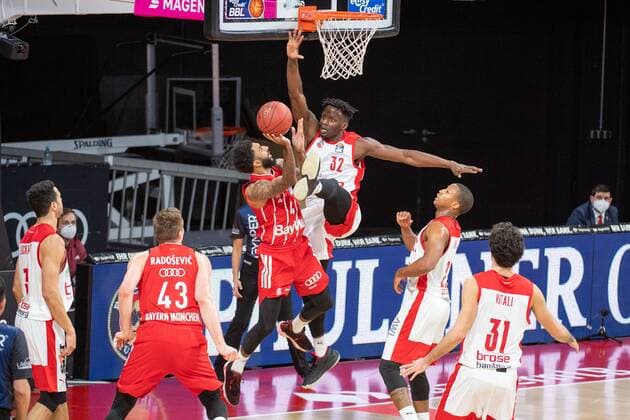 D. Seeley 4 (FC Bayern), Norense Odiase 32 (Brose Bamberg), FC Bayern Basketball vs. Brose Bamberg, BBL, 27.12.2020 Muenchen Bayern Deutschland
