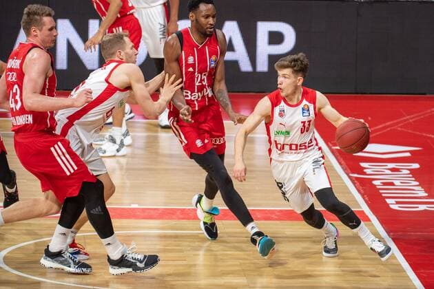 JaJuan Johnson 25 (FC Bayern), Bennet Hundy 33 (Brose Bamberg), FC Bayern Basketball vs. Brose Bamberg, BBL, 27.12.2020 Muenchen Bayern Deutschland