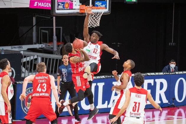 Norense Odiase 32 (Brose Bamberg), D. Seeley 4 (FC Bayern), FC Bayern Basketball vs. Brose Bamberg, BBL, 27.12.2020 Muenchen Bayern Deutschland