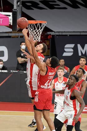27.12.2020, xemx, Basketball BBL Bundesliga, FC Bayern Muenchen Basketball - Brose Bamberg emspor, v.l. Joanic Gruettner Bacoul (Brose Bamberg) und Sasha Grant (FC Bayern Basketball) Zweikampf, Duell, Kampf, tackle Muenchen