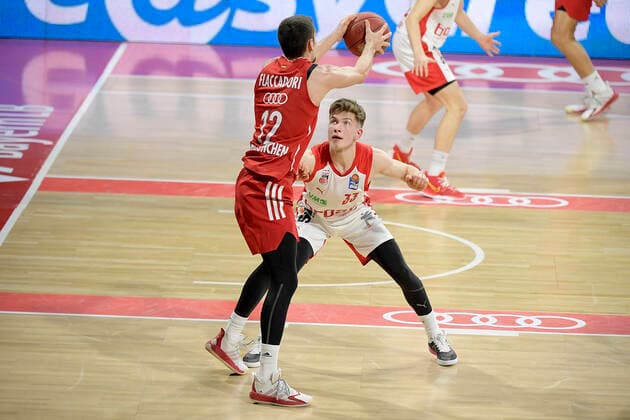 Sport Bilder des Tages 27.12.2020, xemx, Basketball BBL Bundesliga, FC Bayern Muenchen Basketball - Brose Bamberg emspor, v.l. Diego Flaccadori (FC Bayern Basketball) und Bennet Hundt (Brose Bamberg) Muenchen
