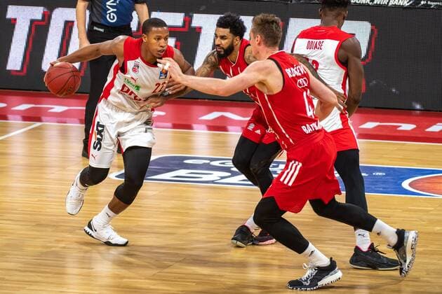 Devon Hall 22 (Brose Bamberg), D. Seeley 4 (FC Bayern), Leon Radosevic 43 (FC Bayern), FC Bayern Basketball vs. Brose Bamberg, BBL, 27.12.2020 Muenchen Bayern Deutschland