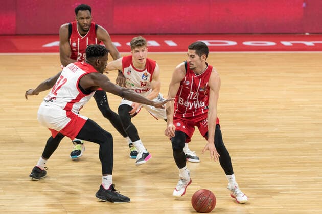 Basketball, BBL, 20201227, FC Bayern München - brose Bamberg Im Bild Norense ODIASE (brose Bamberg, 32), JaJuan JOHNSON (FC Bayern München, 25), Bennet HUNDT (brose Bamberg, 33) und Diego FLACCADORI (FC Bayern München, 12). München Audi Dome Bayern Deutschland Copyright: Passion2Press.dex xMarkusxFischerx