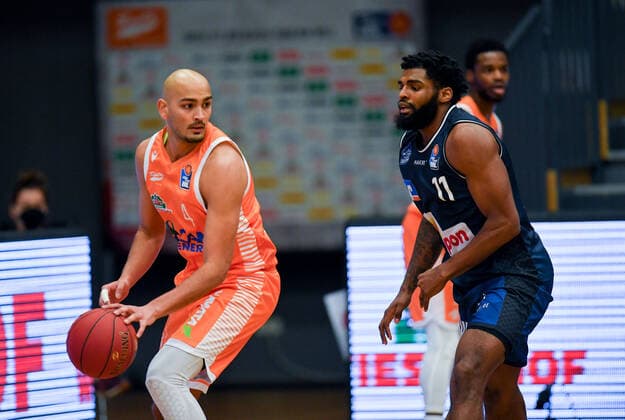 GER, Basketball, RASTA Vechta vs Crailsheim Merlins 27.12.2020, RASTA Dome, Vechta, GER, easy Credit-BBL, RASTA Vechta vs s. Crailsheim Merlins, im Bild Stefan PENO (Rasta Vechta 4 ) Tim COLEMAN ( Crailsheim MERLINS 11 )
