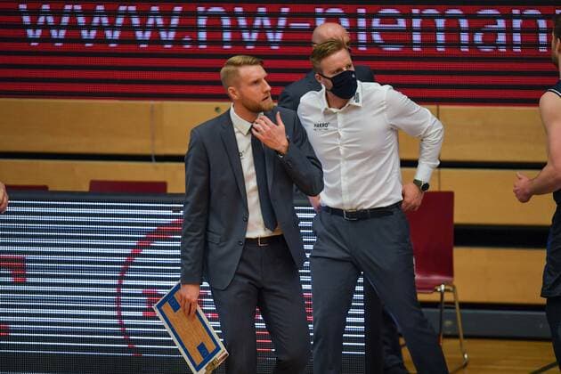 GER, Basketball, RASTA Vechta vs Crailsheim Merlins 27.12.2020, RASTA Dome, Vechta, GER, easy Credit-BBL, RASTA Vechta vs s. Crailsheim Merlins, im Bild Auszeit Tuomas IISALO ( Crailsheim MERLINS Headcoach ) Joonas IISALO ( Crailsheim MERLINS Assistantcoach )