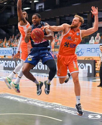 GER, Basketball, RASTA Vechta vs Crailsheim Merlins 27.12.2020, RASTA Dome, Vechta, GER, easy Credit-BBL, RASTA Vechta vs s. Crailsheim Merlins, im Bild Haywood HIGHSMITH ( Crailsheim MERLINS 7 ) Josh YOUNG (Rasta Vechta 8 ) Robin CHRISTEN (Rasta Vechta 33 )