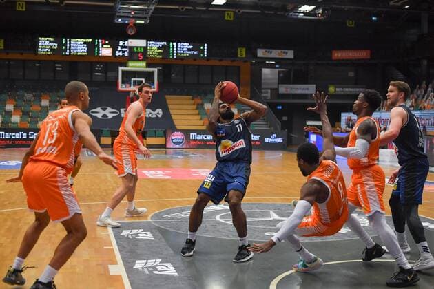 GER, Basketball, RASTA Vechta vs Crailsheim Merlins 27.12.2020, RASTA Dome, Vechta, GER, easy Credit-BBL, RASTA Vechta vs s. Crailsheim Merlins, im Bild Tim COLEMAN ( Crailsheim MERLINS 11 ) Josh YOUNG (Rasta Vechta 8 ) Ikenna IROEGBU ( Rasta Vechta 2 ) Fabian BLECK ( Crailsheim MERLINS 9 )