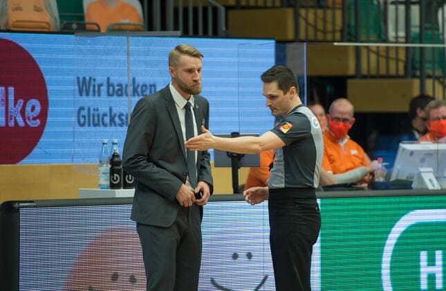 GER, Basketball, RASTA Vechta vs Crailsheim Merlins 27.12.2020, RASTA Dome, Vechta, GER, easy Credit-BBL, RASTA Vechta vs s. Crailsheim Merlins, im Bild Kurze Info von Schiedsrichter Martin MATIP fuer Tuomas IISALO ( Crailsheim MERLINS Headcoach )