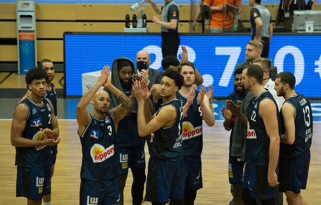 GER, Basketball, RASTA Vechta vs Crailsheim Merlins 27.12.2020, RASTA Dome, Vechta, GER, easy Credit-BBL, RASTA Vechta vs s. Crailsheim Merlins, im Bild Danke an die Geisterzuschauer in der Halle Merlins