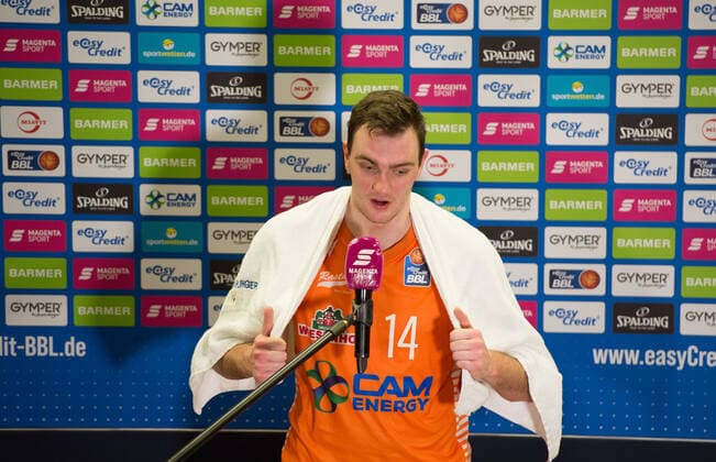 GER, Basketball, RASTA Vechta vs Crailsheim Merlins 27.12.2020, RASTA Dome, Vechta, GER, easy Credit-BBL, RASTA Vechta vs s. Crailsheim Merlins, im Bild nach dem Spiel bei TV-Sender Philipp HERKENHOFF (Rasta Vechta 14 )
