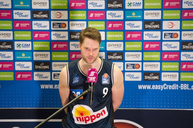 GER, Basketball, RASTA Vechta vs Crailsheim Merlins 27.12.2020, RASTA Dome, Vechta, GER, easy Credit-BBL, RASTA Vechta vs s. Crailsheim Merlins, im Bild nach dem Spiel bei TV-Sender Fabian BLECK ( Crailsheim MERLINS 9 )