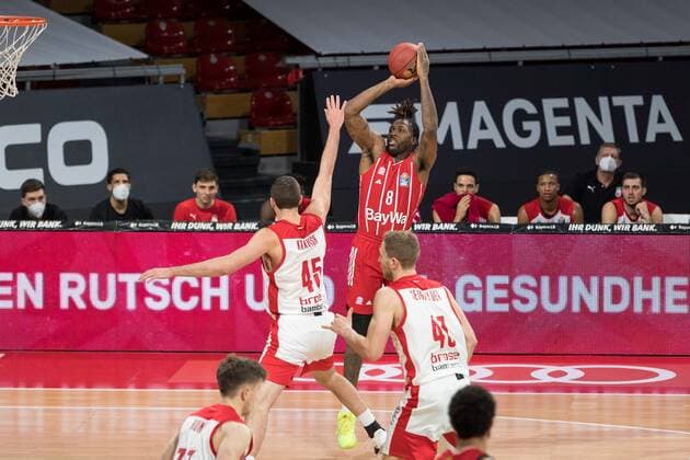 Basketball, BBL, 20201227, FC Bayern München - brose Bamberg Im Bild Jalen REYNOLDS (FC Bayern München, 8) beim Wurf, David KRAVISH (brose Bamberg, 45) verteidigt. München Audi Dome Bayern Deutschland Copyright: Passion2Press.dex xMarkusxFischerx