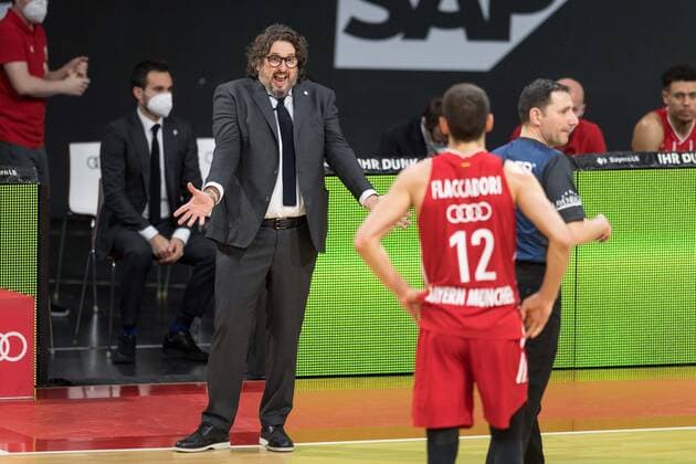 Basketball, BBL, 20201227, FC Bayern München - brose Bamberg Im Bild Head Coach des FC Bayern München Andrea TRINCHIERI unzufrieden und Diego FLACCADORI (FC Bayern München, 12). München Audi Dome Bayern Deutschland Copyright: Passion2Press.dex xMarkusxFischerx
