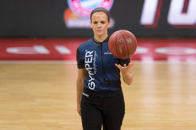 Basketball, BBL, 20201227, FC Bayern München - brose Bamberg Im Bild Schiedsrichterin Anne PANTHER Ball locker in Luft werfen. München Audi Dome Bayern Deutschland Copyright: Passion2Press.dex xMarkusxFischerx