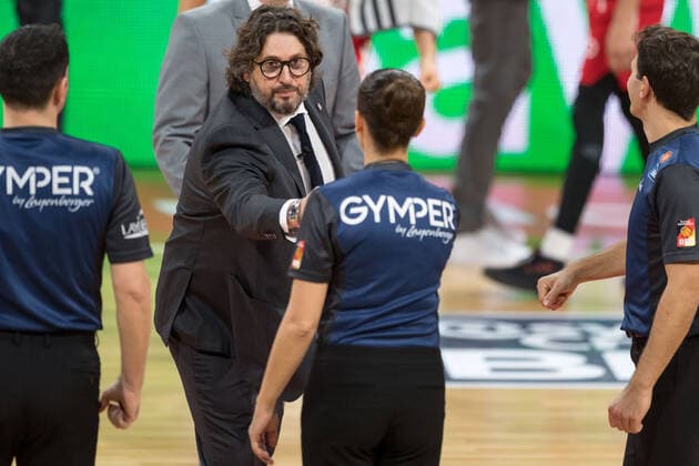 Basketball, BBL, 20201227, FC Bayern München - brose Bamberg Im Bild Head Coach des FC Bayern München Andrea TRINCHIERI und Schiedsrichterin Anne PANTHER klatschen nach Spiel ab. München Audi Dome Bayern Deutschland Copyright: Passion2Press.dex xMarkusxFischerx