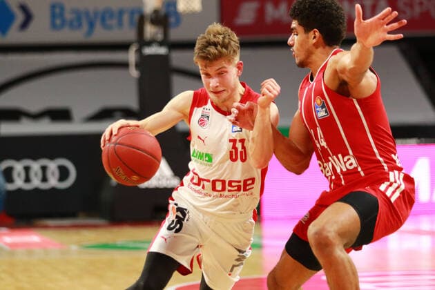 44 Sasha Grant FCBB, rot, gegen 33 Bennet Hundt, Bamberg Basketball, 1. Bundesliga, BBL, FC Bayern München, Brose Bamberg, Audi Dome, 27.12.2020 FOTO: Mladen Lackovic LakoPress