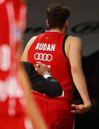 Trainer Andrea Trinchieri FCBB, schickt seinen Spieler Matej Rudan vorzeitig in die Kabine. Basketball, 1. Bundesliga, BBL, FC Bayern München, Brose Bamberg, Audi Dome, 27.12.2020 FOTO: Mladen Lackovic LakoPress