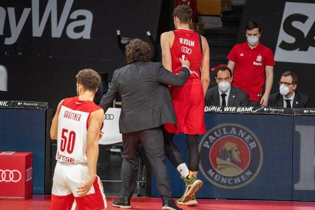 Head Coach Andrea Trinchieri (FC Bayern) wirft Matej Rudan 66 (FC Bayern) raus, FC Bayern Basketball vs. Brose Bamberg, BBL, 27.12.2020 Muenchen Bayern Deutschland