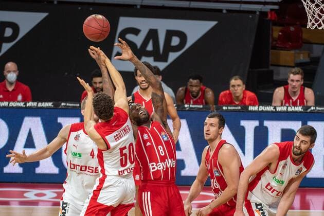 Joanic Gruettner-Bacoul 50 (Brose Bamberg), Jalen Reynolds 8 (FC Bayern), FC Bayern Basketball vs. Brose Bamberg, BBL, 27.12.2020 Muenchen Bayern Deutschland