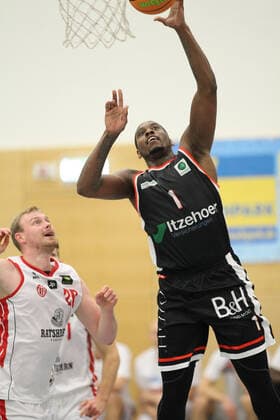 ProB BARMER 2. Basketball Bundesliga, 11. Spieltag, ETV Hamburg - Itzehoe Eagles (79:90). Vladimir Migunov (ETV, l.), Christopher Hooper. Eimsbüttel Hamburg