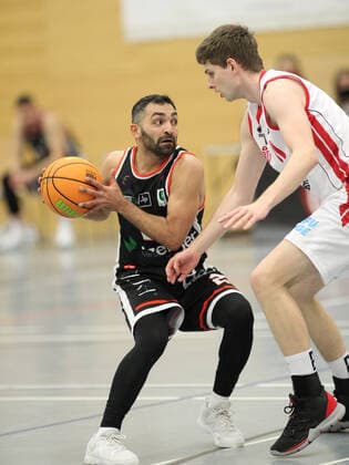 ProB BARMER 2. Basketball Bundesliga, 11. Spieltag, ETV Hamburg - Itzehoe Eagles (79:90), Achmadschah Zazai (Itzehoe, l.). Eimsbüttel Hamburg