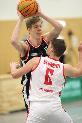 ProB BARMER 2. Basketball Bundesliga, 11. Spieltag, ETV Hamburg - Itzehoe Eagles (79:90), Tobias Möller (Itzehoe, l.), Leonard Eckmann. Eimsbüttel Hamburg