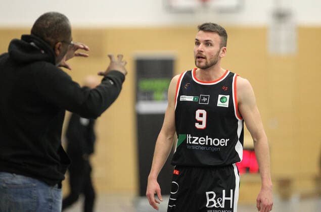 ProB BARMER 2. Basketball Bundeslig, 11. Spieltag, ETV Hamburg - Itzehoe Eagles (79:90). Itzehoe-Coach Patrick Pat Elzie (l.), Johannes Konradt. Eimsbüttel Hamburg
