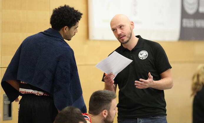ProB BARMER 2. Basketball Bundesliga, 11. Spieltag, ETV Hamburg - Itzehoe Eagles (79:90). Itzehoe-Co-Trainer Timo Völkerink (r.). Eimsbüttel Hamburg