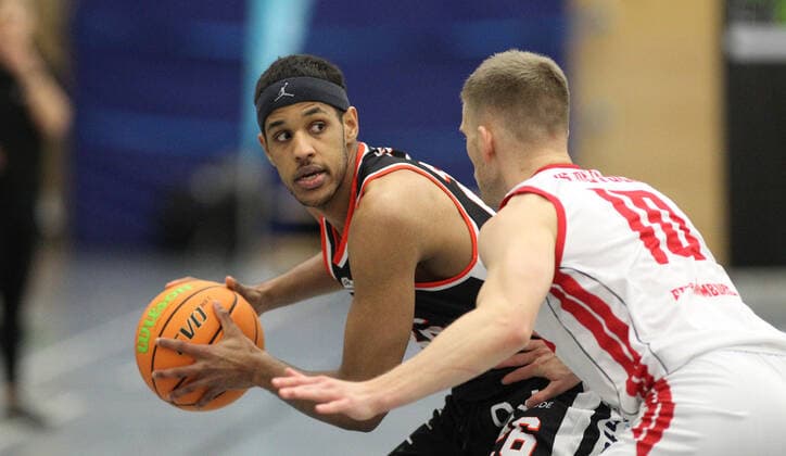 ProB BARMER 2. Basketball Bundesliga, 11. Spieltag, ETV Hamburg - Itzehoe Eagles (79:90). Alieu Ceesay (Itzehoe, l.), Fabian Paetsch. Eimbüttel Hamburg