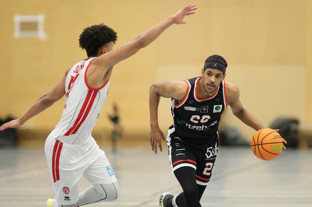 ProB BARMER 2. Basketball Bundesliga, 11. Spieltag, ETV Hamburg - Itzehoe Eagles (79:90). Mubarak Salami (ETV, l.), Alieu Ceesay. Eimsbüttel Hamburg