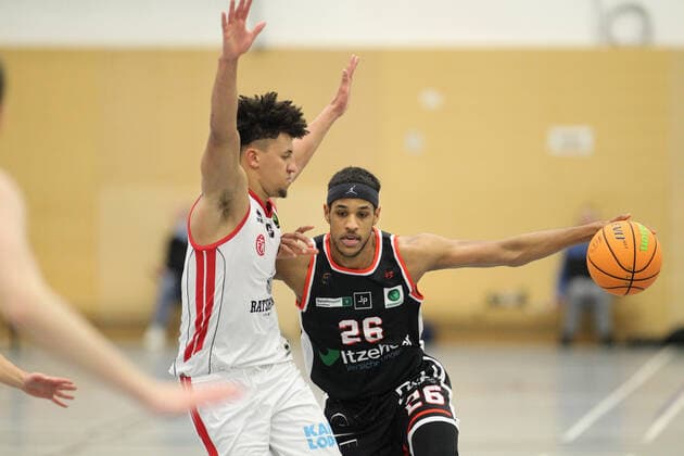 ProB BARMER 2. Basketball Bundesliga, 11. Spieltag, ETV Hamburg - Itzehoe Eagles (79:90). Mubarak Salami (ETV, l.), Alieu Ceesay. Eimsbüttel Hamburg