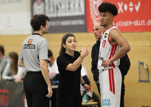 ProB BARMER 2. Basketball Bundesliga, 11. Spieltag, ETV Hamburg - Itzehoe Eagles (79:90). ETV-Trainerin Sükran Gencay, Mubarak Salami (ETV, r.). Eimsbüttel Hamburg