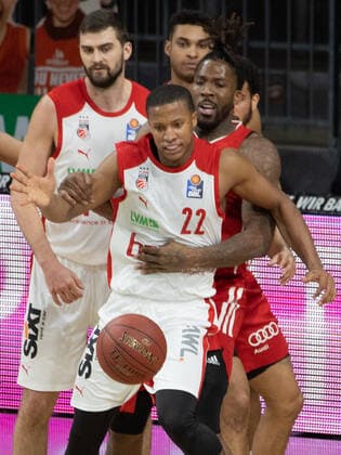 Fest im Griff ... Jalen REYNOLDS ( 8 FCBB) haelt Devon HALL ( 22, BA). Basketball, FC Bayern - Bamberg, Bundesliga, Saison 2020-2021, am 27.12.2020 in Muenchen, A U D I D O M E, Deutschland. Quelle Copyright Credit : Oryk HAIST