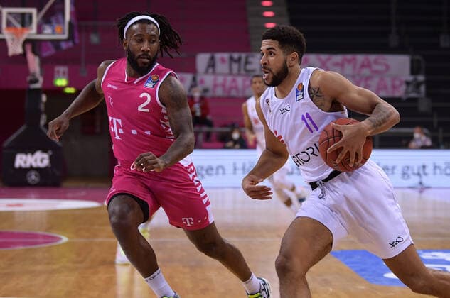 Bonn, TelekomDome, 27.12.2020: Marvin Omuvwie (BG Göttingen, rechts) im Zweikampf mit Xavier Pollard (Telekom Baskets Bonn) im Spiel der easyCredit Basketball Bundesliga Saison 2020 21 zwischen den Telekom Baskets Bonn gegen BG Göttingen am Sonntag den 27. Februar 2020 im Telekom Dome, Bonn.