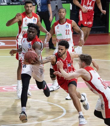 Enteilt ... Nick WEILER-BABB ( 0 FCBB) zwischen Norense ODIASE ( 32, BA) und Bennet HUNDT ( 33, BA, rechts). Basketball, FC Bayern - Bamberg, Bundesliga, Saison 2020-2021, am 27.12.2020 in Muenchen, A U D I D O M E, Deutschland. Quelle Copyright Credit : Oryk HAIST
