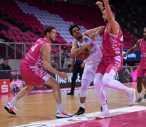 Bonn, TelekomDome, 27.12.2020: Jorge Gutierrez (BG Göttingen, links) im Zweikampf mit Leon Kratzer (Telekom Baskets Bonn) im Spiel der easyCredit Basketball Bundesliga Saison 2020 21 zwischen den Telekom Baskets Bonn gegen BG Göttingen am Sonntag den 27. Februar 2020 im Telekom Dome, Bonn.