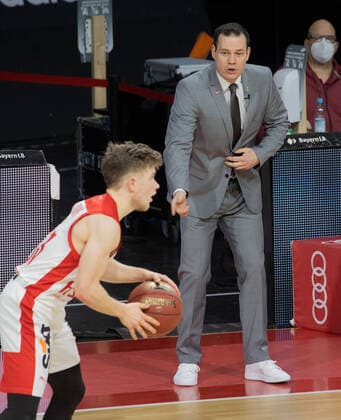 Bamberg-Trainer Johan ROIJAKKERS und Bennet HUNDT ( 33, BA). Basketball, FC Bayern - Bamberg, Bundesliga, Saison 2020-2021, am 27.12.2020 in Muenchen, A U D I D O M E, Deutschland. Quelle Copyright Credit : Oryk HAIST