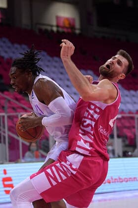 Bonn, TelekomDome, 27.12.2020: Marvin Omuvwie (BG Göttingen, links) im Zweikampf mit Leon Kratzer (Telekom Baskets Bonn) im Spiel der easyCredit Basketball Bundesliga Saison 2020 21 zwischen den Telekom Baskets Bonn gegen BG Göttingen am Sonntag den 27. Februar 2020 im Telekom Dome, Bonn.
