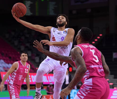 Bonn, TelekomDome, 27.12.2020: Galen Robinson Jr. (BG Göttingen, links) setzt sich am Korb durch im Spiel der easyCredit Basketball Bundesliga Saison 2020 21 zwischen den Telekom Baskets Bonn gegen BG Göttingen am Sonntag den 27. Februar 2020 im Telekom Dome, Bonn.