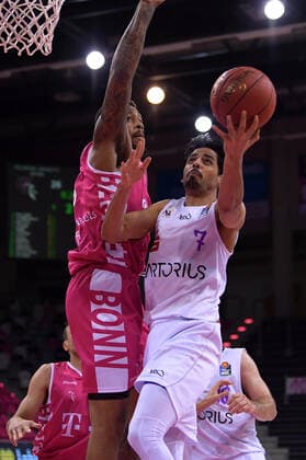 Bonn, TelekomDome, 27.12.2020: Jorge Gutierrez (BG Göttingen, rechts) im Zweikampf mit James Thompson IV (Telekom Baskets Bonn) im Spiel der easyCredit Basketball Bundesliga Saison 2020 21 zwischen den Telekom Baskets Bonn gegen BG Göttingen am Sonntag den 27. Februar 2020 im Telekom Dome, Bonn.