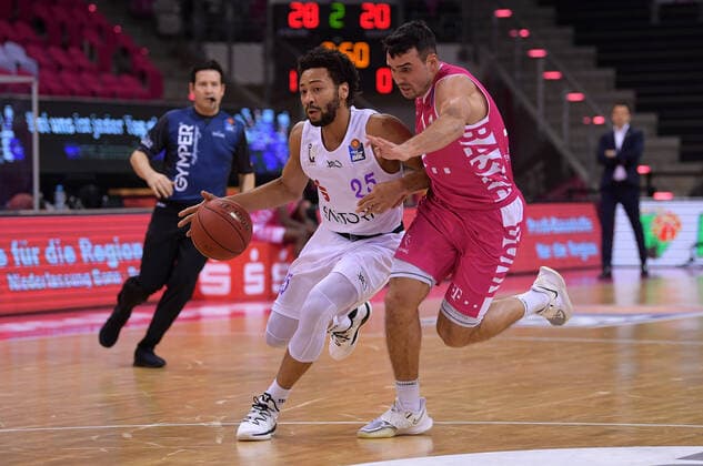 Bonn, TelekomDome, 27.12.2020: Galen Robinson Jr. (BG Göttingen, links) im Zweikampf mit Anthony DiLeo (Telekom Baskets Bonn)im Spiel der easyCredit Basketball Bundesliga Saison 2020 21 zwischen den Telekom Baskets Bonn gegen BG Göttingen am Sonntag den 27. Februar 2020 im Telekom Dome, Bonn.