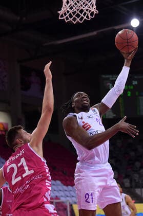 Bonn, TelekomDome, 27.12.2020: Ron Jackson Jr. (BG Göttingen, rechts) im Zweikampf mit Leon Kratzer (Telekom Baskets Bonn) im Spiel der easyCredit Basketball Bundesliga Saison 2020 21 zwischen den Telekom Baskets Bonn gegen BG Göttingen am Sonntag den 27. Februar 2020 im Telekom Dome, Bonn.