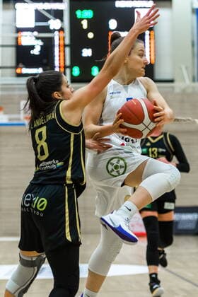Laura Schinkel (07, GISA Lions SV Halle) gegen Andrea Andelova (Saarlouis) GISA Lions SV Halle vs. inexio Royals aus Saarlouis Basketball - 1. Bundesliga - ERDGAS Sportarena Halle (Saale) 27.12.2020 Foto: Holger John Sachsen-Anhalt Deutschland